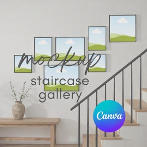 Op de afbeelding: Een galerijmuur met ingelijste landschapskunst, gerangschikt in een trapvorm. Het kunstwerk toont groene heuvels, blauwe luchten en witte wolken. De woorden "mockup staircase gallery" worden weergegeven. Een houten tafel en vaas staan op de voorgrond.