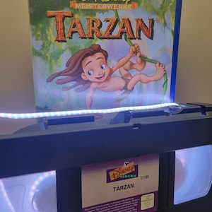 Walt Disney Tarzan USB LED Nachtlicht Leselampe Ambient Light Foto Display Vintage VHS Tape Video Kassette Kinder Cartoon Kult Kino Film Fan