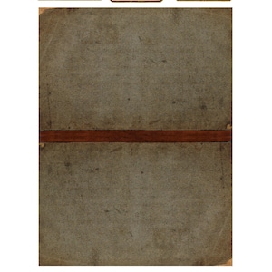 Op de afbeelding: Een rechthoekig notitieboek met een verweerde grijze kaft en een horizontale donkerbruine band in het midden. Boven het notitieboek staan drie rechthoekige labels met de tekst FIELD NOTES, FIELD NOTES JOURNAL en FIELD NOTE BOOK.