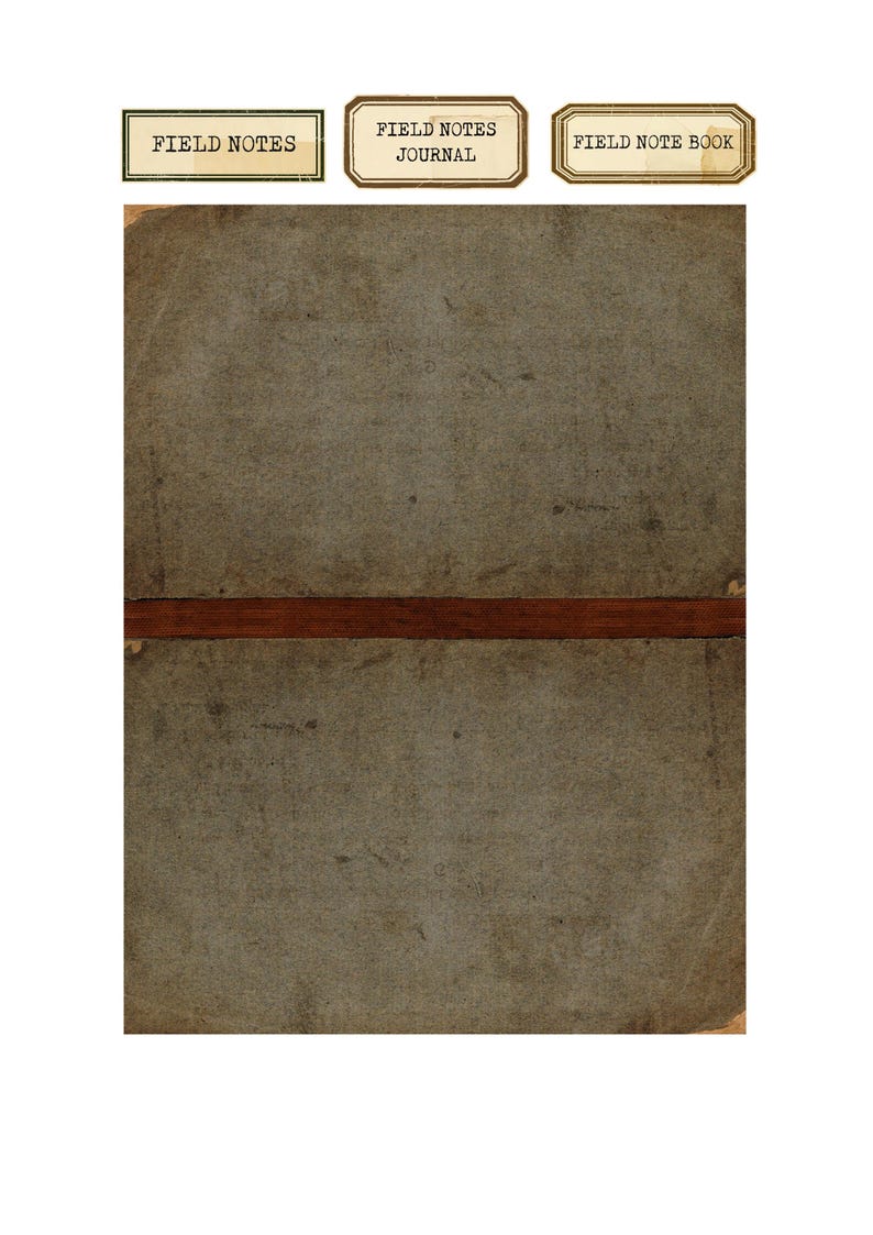 Op de afbeelding: Een rechthoekig notitieboek met een verweerde grijze kaft en een horizontale donkerbruine band in het midden. Boven het notitieboek staan drie rechthoekige labels met de tekst FIELD NOTES, FIELD NOTES JOURNAL en FIELD NOTE BOOK.