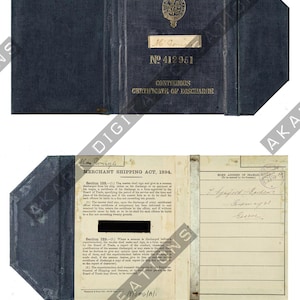 以下が含まれることがあります： 金色の文字と紋章が付いた、ヴィンテージの濃いネイビーブルーの連続退職証明書。文書は開かれており、1894年の商船法からのテキストと手書きの詳細が表示されています。歴史的な海事文書です。