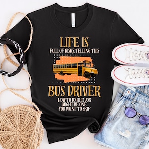 Puede incluir: Camiseta negra con un gráfico de autobús escolar amarillo y el texto "La vida está llena de riesgos, decirle a este conductor de autobús cómo hacer su trabajo podría ser uno que quieras omitir."