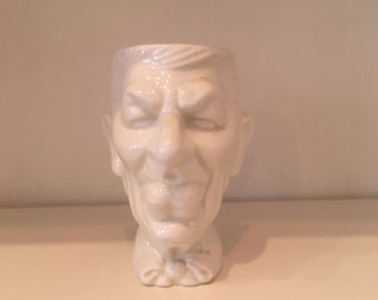Tazza con immagine di Ronald Reagan che sputa