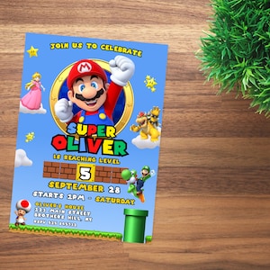 K&ouml;nnte beinhalten: Eine blaue und gr&uuml;ne Einladung zu einer Super Mario Bros. Geburtstagsparty mit einem Bild von Mario. Die Einladung lautet: "Feiern Sie mit uns Super Oliver erreicht Level 5 28. September Beginn 13:00 Uhr - Samstag Olivers Haus 123 Main Street Brothers Hill, NY RSVP 315 345732"