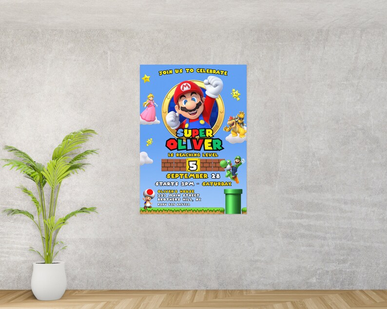K&ouml;nnte beinhalten: Eine blaue und gr&uuml;ne Einladungskarte mit einer Comicfigur von Mario aus der Super Mario Videospielserie. Der Text auf der Karte lautet "Feiert mit uns Super Oliver erreicht Level 5 28. September Beginn 13:00 Uhr - Samstag Olivers Haus 323 Main Street Brothersville, MT 30630".