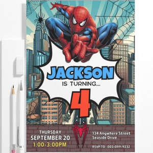 Puede incluir: Un personaje de Spiderman rojo y azul se balancea en un horizonte urbano. La invitaci&oacute;n dice "Jackson cumple 4 a&ntilde;os" con una fecha y hora el jueves 20 de septiembre, de 1:00 a 3:00 PM. La direcci&oacute;n es 134 Anywhere Street, Seaside Drive. El n&uacute;mero de RSVP es 003-099-9232.