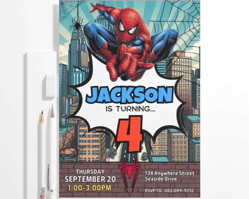 Puede incluir: Un personaje de Spiderman rojo y azul se balancea en un horizonte urbano. La invitaci&oacute;n dice "Jackson cumple 4 a&ntilde;os" con una fecha y hora el jueves 20 de septiembre, de 1:00 a 3:00 PM. La direcci&oacute;n es 134 Anywhere Street, Seaside Drive. El n&uacute;mero de RSVP es 003-099-9232.