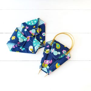 Portaferri circolari Birds – Organizzatore in cotone fatto a mano per ferri circolari e mini forbici – Regalo con stampa di uccelli per magliai