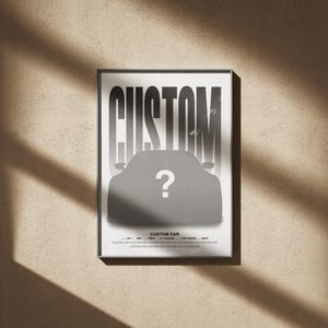 Puede incluir: Un p&oacute;ster en blanco y negro con la palabra "CUSTOM" en letras grandes y en negrita. Una silueta de un coche con un signo de interrogaci&oacute;n en el parabrisas est&aacute; en el centro del p&oacute;ster. El texto "CUSTOM CAR" est&aacute; debajo del coche.