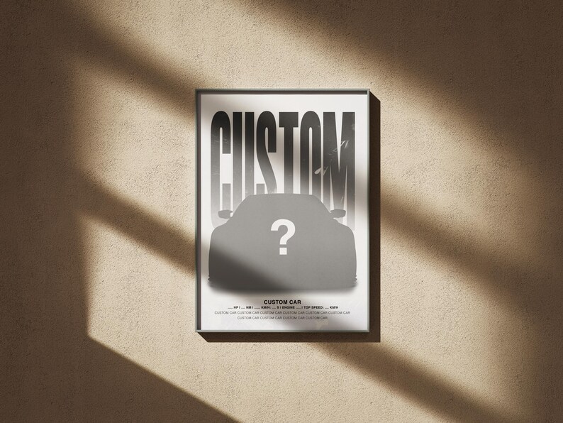 Puede incluir: Un p&oacute;ster en blanco y negro con la palabra "CUSTOM" en letras grandes y en negrita. Una silueta de un coche con un signo de interrogaci&oacute;n en el parabrisas est&aacute; en el centro del p&oacute;ster. El texto "CUSTOM CAR" est&aacute; debajo del coche.