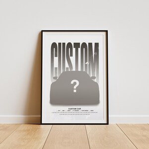 Puede incluir: P&oacute;ster en blanco y negro con la palabra "CUSTOM" en letras grandes y negritas. Una silueta de un coche con un signo de interrogaci&oacute;n en el parabrisas se encuentra en el centro del p&oacute;ster.