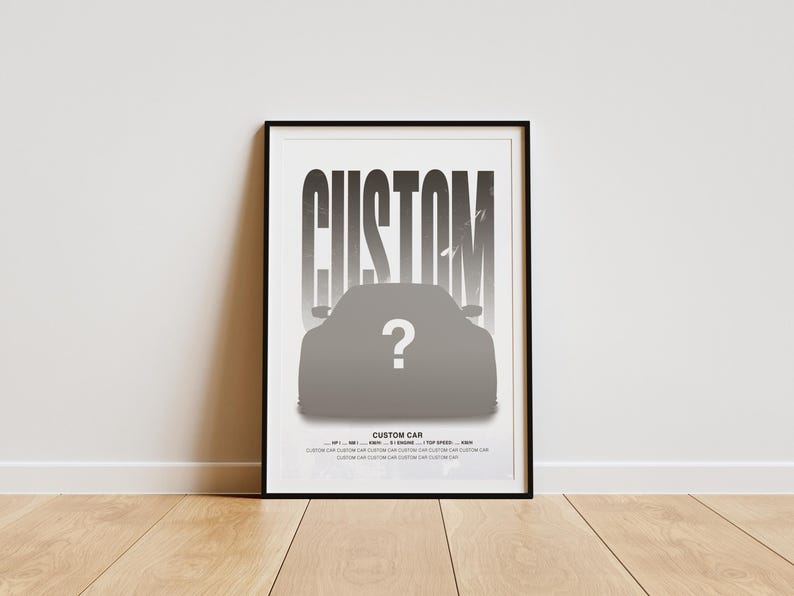 Puede incluir: P&oacute;ster en blanco y negro con la palabra "CUSTOM" en letras grandes y negritas. Una silueta de un coche con un signo de interrogaci&oacute;n en el parabrisas se encuentra en el centro del p&oacute;ster.