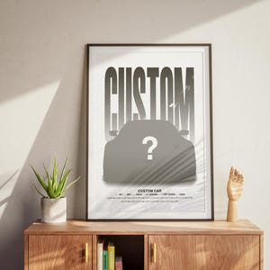 Puede incluir: Un p&oacute;ster en blanco y negro con la palabra "CUSTOM" en letras grandes y en negrita. Debajo de la palabra hay una silueta de un coche, con un signo de interrogaci&oacute;n en el medio del coche. El p&oacute;ster est&aacute; enmarcado en un marco negro y colgado en una pared.
