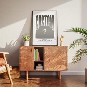 Puede incluir: Un p&oacute;ster en blanco y negro con la palabra "CUSTOM" en letras grandes y en negrita. Una silueta de un coche con un signo de interrogaci&oacute;n en el parabrisas se encuentra en el centro del p&oacute;ster. El p&oacute;ster est&aacute; colgado en una pared sobre un armario de madera.