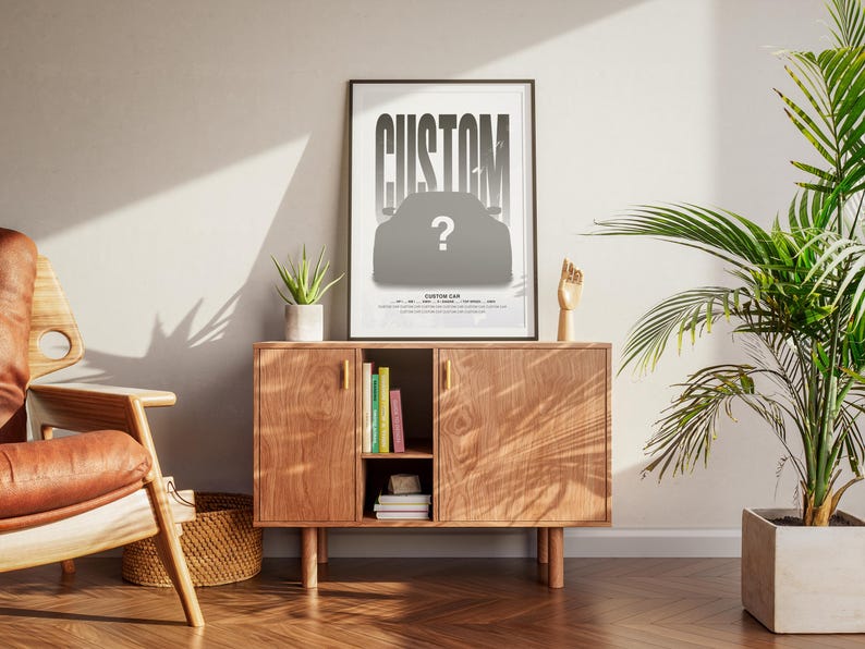 Puede incluir: Un p&oacute;ster en blanco y negro con la palabra "CUSTOM" en letras grandes y en negrita. Una silueta de un coche con un signo de interrogaci&oacute;n en el parabrisas se encuentra en el centro del p&oacute;ster. El p&oacute;ster est&aacute; colgado en una pared sobre un armario de madera.