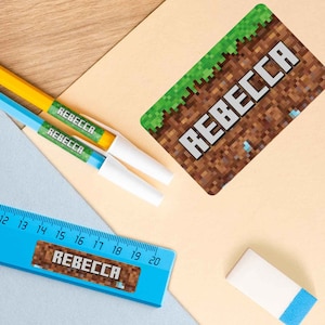 Adesivi personalizzati – Pixel Earth Design – Personalizzati con nome – Adesivi regalo per l'iscrizione scolastica – Etichette in 3 dimensioni