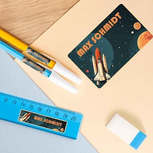 100 adesivi con nome personalizzabili - Astronave retrò - Personalizzati con nome - 100 adesivi in 3 dimensioni - Regalo di ritorno a scuola