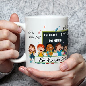 Könnte beinhalten: Weißer Keramikbecher mit einer Illustration von Kindern und einer Tafel mit Namen. Der Becher hat den Text "Für die schöne Zeit!" und "Für Name, die beste". Ein Hubschrauber und Noten sind ebenfalls im Design enthalten.