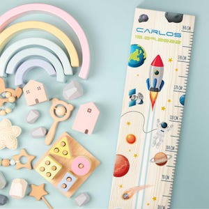 Groeimeter voor kinderen - raket - gepersonaliseerd met naam & datum - van hout - cadeau voor geboorte - voor meisjes en jongens - kinderkamer