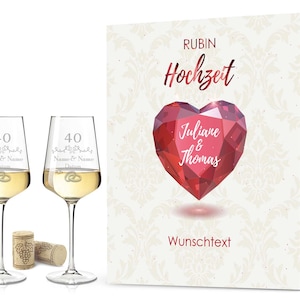 Könnte beinhalten: Zwei Weingläser gefüllt mit Weißwein, neben einer Holzkiste. Die Gläser sind mit der Zahl 40, Namen und Eheringen graviert. Die Kiste hat ein rotes Herzdesign mit Namen und dem Wort "Hochzeit".