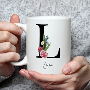 Taza con nombre en diseño floral - Regalo personalizado con nombre y letra - para amigos y familiares para cumpleaños - para él / ella
