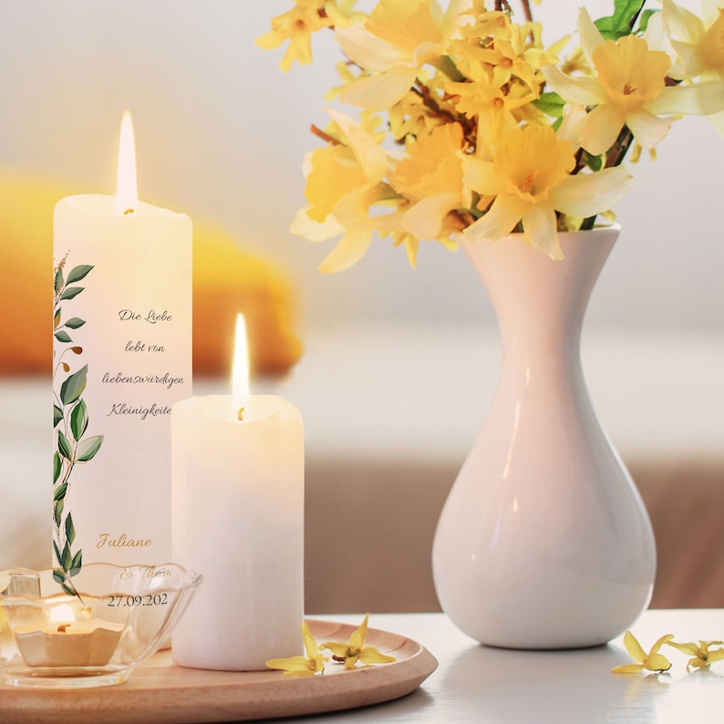 Candela Di Matrimonio Personalizzata Con Nome E Data - Eucalipto E Fiori, 7.8 X 25 Cm, 45 Ore Di Durata