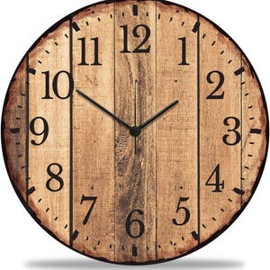 Könnte beinhalten: Runde Wanduhr aus Holz mit rustikalem Design. Das Zifferblatt besteht aus Holzbrettern mit schwarzen Ziffern und Zeigern. Die Uhr hat einen schwarzen Rand und einen Schatten.
