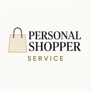 Op de afbeelding: Logo voor een personal shopper service. Het ontwerp toont een beige boodschappentas met een zwart handvat, vergezeld van de woorden "PERSONAL SHOPPER SERVICE" in zwart en goud op een crèmekleurige achtergrond.