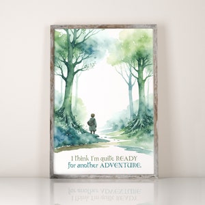 Peut inclure: Impression aquarelle encadrée d'une scène de forêt aux tons verts et bleus. Une silhouette se tient sur un sentier, avec le texte "I think I'm quite READY for another ADVENTURE." L'œuvre évoque l'aventure.