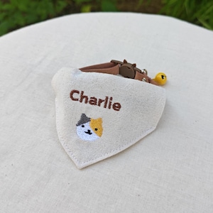 Personalisiertes Katzen Bandana Halsband: Cremefarbener Baumwolle, Breakaway Schnalle & Glöckchen