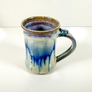 Studio Pottery mugg blå droppglasyr handsignerad 13 cm hantverkskaffemugg hjulkastad stengods keramikkopp koboltkrämbrun