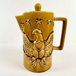 Cafetera vintage de 1972 con diseño de estrellas y águila, cerámica japonesa amarilla de 18 cm, estilo americano, con esmaltado dorado, estilo patriótico, con tapa.