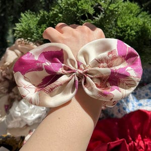 Elastico per capelli in raso di lusso con grande fiocco – Elegante accessorio floreale per capelli – Elegante elastico rosa e crema – Regalo raffinato per donne