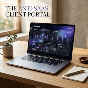 Peut inclure: Un ordinateur portable MacBook Pro affichant une interface de portail client avec des visualisations de donn&eacute;es. L'&eacute;cran affiche des graphiques avec le texte "THE ANTI-SAAS CLIENT PORTAL". Un mug avec une plante, un bloc-notes et un stylo sont sur le bureau en bois.