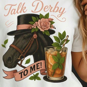 Talk Derby Tシャツ、ユニセックス競馬Tシャツ、ダービーデーに最適、競馬愛好家へのギフト、楽しいパーティーウェア、スタイリッシュなステートメントシャツ