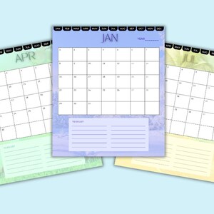 Op de afbeelding: Drie afdrukbare kalenderpagina's voor januari, april en juli. Elke pagina heeft een ander kleurenschema en een ander achtergrondbeeld. De kalenderpagina's zijn leeg en kunnen worden ingevuld met data en gebeurtenissen.