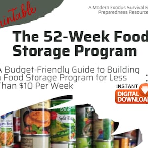 以下が含まれることがあります： 「52週間食料貯蔵プログラム」と題された印刷可能なデジタルダウンロード。このガイドは、食料貯蔵プログラムを構築するための予算に優しいアプローチを約束します。画像には缶詰と「インスタントデジタルダウンロード」という言葉が含まれています。