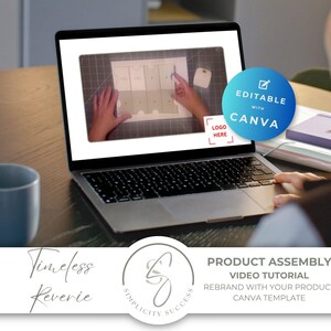 Peut inclure: Un ordinateur portable affiche un tutoriel vidéo d'assemblage de produits. L'écran montre des mains travaillant sur un projet artisanal. Une tasse bleue est à gauche de l'ordinateur portable. Le texte "Editable with Canva" est à l'écran. Le bas de l'image contient le texte "Product Assembly Video Tutorial".