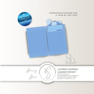 Könnte beinhalten: Eine hellblaue, geschichtete Journal-Taschenvorlage mit einer ungefähren Endgröße von 12,7 cm Breite und 7,82 cm Höhe. Die Grafik enthält ein blaues kreisförmiges Abzeichen mit der Aufschrift bearbeitbare Vorlage mit Photoshop und Text für Honey Hive.
