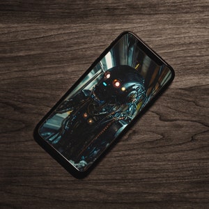 Könnte beinhalten: Nahaufnahme eines Smartphone-Bildschirms, der eine digitale Illustration eines Roboters mit leuchtend roten Augen und komplizierten Details zeigt. Der Roboter besteht aus Metall und Drähten und scheint sich in einer futuristischen Umgebung zu befinden.