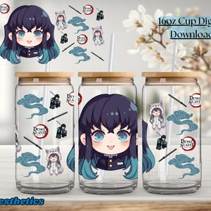 Puede incluir: Tres vasos de vidrio transparente con tapas de bambú, cada uno con un diseño de personaje de dibujos animados con acentos azules y turquesas. Las tazas están decoradas con gráficos de estilo anime y el texto "Demon Slayer". La imagen también incluye el texto "16oz Cup Digital Download".