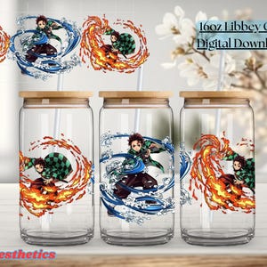 K&ouml;nnte beinhalten: Drei transparente Libbey-Gl&auml;ser mit Bambusdeckeln und Strohhalmen, jeweils mit einem anderen Anime-Charakter-Design. Die Designs zeigen Charaktere, die von Flammen und Wasser umgeben sind. Der Text "16oz Libbey Cup Digital Download" ist sichtbar.