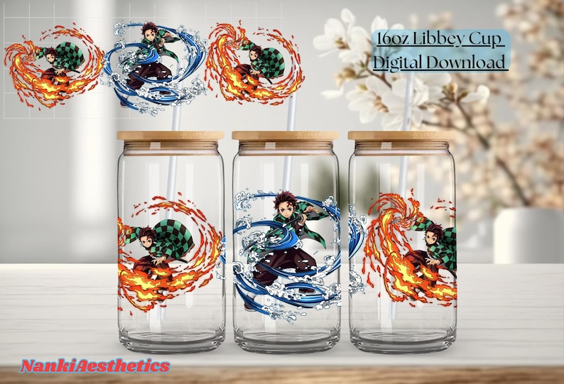 K&ouml;nnte beinhalten: Drei transparente Libbey-Gl&auml;ser mit Bambusdeckeln und Strohhalmen, jeweils mit einem anderen Anime-Charakter-Design. Die Designs zeigen Charaktere, die von Flammen und Wasser umgeben sind. Der Text "16oz Libbey Cup Digital Download" ist sichtbar.