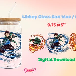 K&ouml;nnte beinhalten: Ein klares Libbey-Glas mit Bambusdeckel und Strohhalm. Das Glas ist mit einem farbenfrohen Anime-Charakter-Design verziert. Die Abmessungen betragen 24,77 x 12,7 cm. Das Bild enth&auml;lt auch eine digitale Download-Grafik.