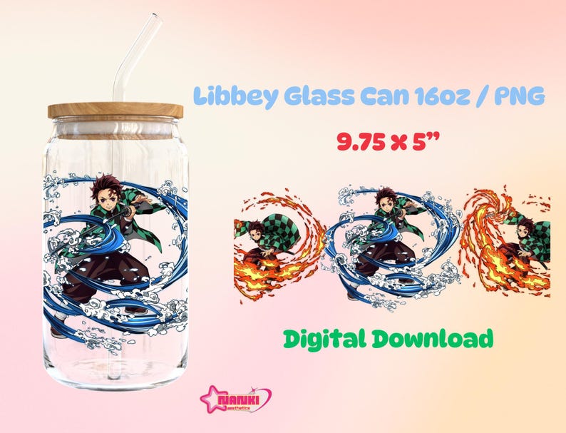K&ouml;nnte beinhalten: Ein klares Libbey-Glas mit Bambusdeckel und Strohhalm. Das Glas ist mit einem farbenfrohen Anime-Charakter-Design verziert. Die Abmessungen betragen 24,77 x 12,7 cm. Das Bild enth&auml;lt auch eine digitale Download-Grafik.