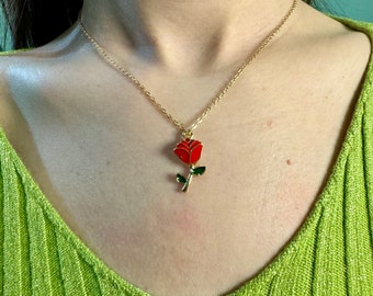 Collier pendentif rose, collier en acier inoxydable plaqué or. Collier rose, Collier pendentif, Sciò Sciò, Collier rose, Collier de fleurs roses