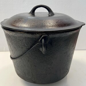 Vintage Lodge #8 Cast Iron Footed Bean Pot Kettle w/ Dimpled Self Basting Lid