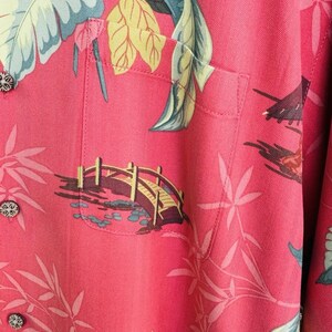 Camisa hawaiana Tommy Bahama talla M, de seda, con estampado de hojas tropicales, color naranja Aloha, excelente estado. imagen 3
