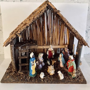 Vintage Christmas Nativity Set 11 Piece Resin?W/Wood Creche Stable  14 X 12.5”