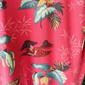 Camisa hawaiana Tommy Bahama talla M, de seda, con estampado de hojas tropicales, color naranja Aloha, excelente estado. imagen 6